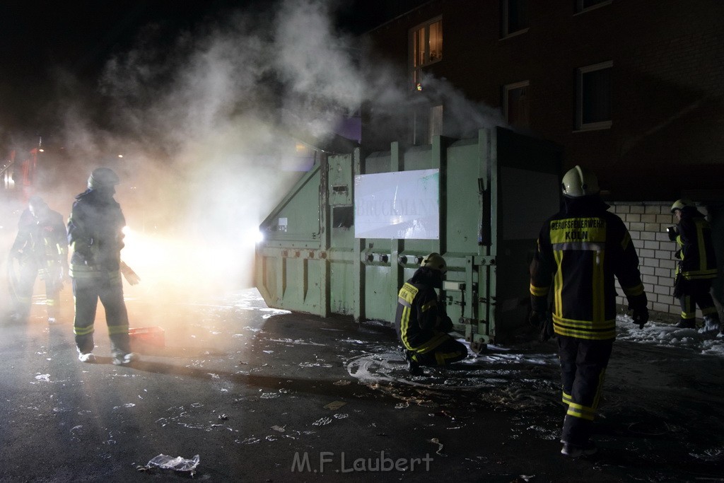 Feuer Papp Presscontainer Koeln Hoehenberg Bochumerstr P178.JPG - Miklos Laubert